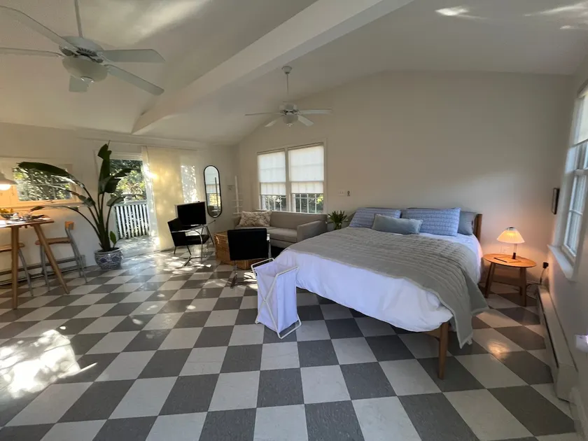 Beautiful Studio - < 15 mins 2 downtown & Brown - Image 1