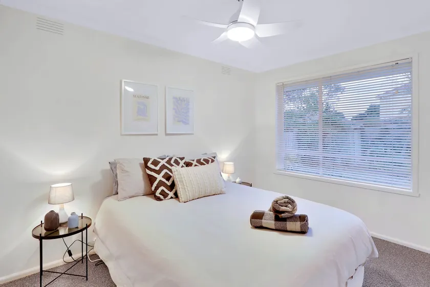 Sunbury large family home pet friendly airport - Image 1