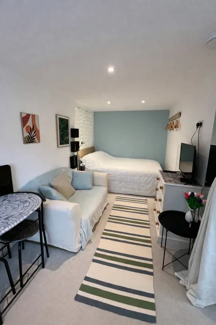 Private Studio Annexe with Parking - Image 1