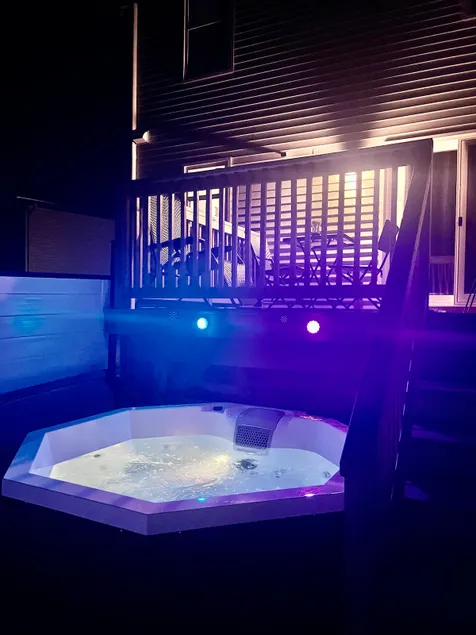 Modern Vac Home, private Hot tub, close to airport - Image 1