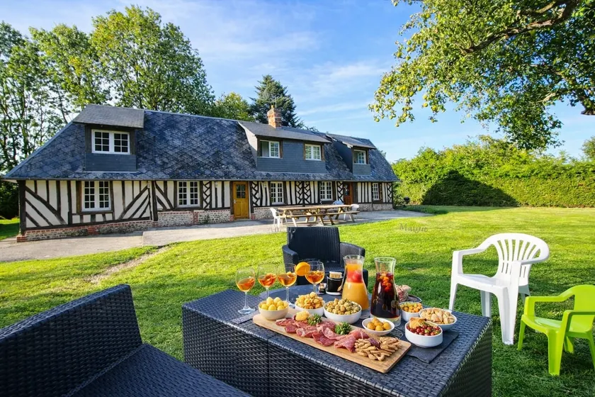 Normandy family home • Large garden & games - Image 1