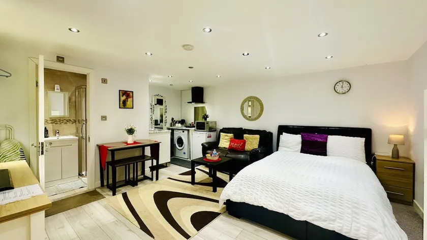 Private Garden Studio I Near Heathrow | London | - Image 1