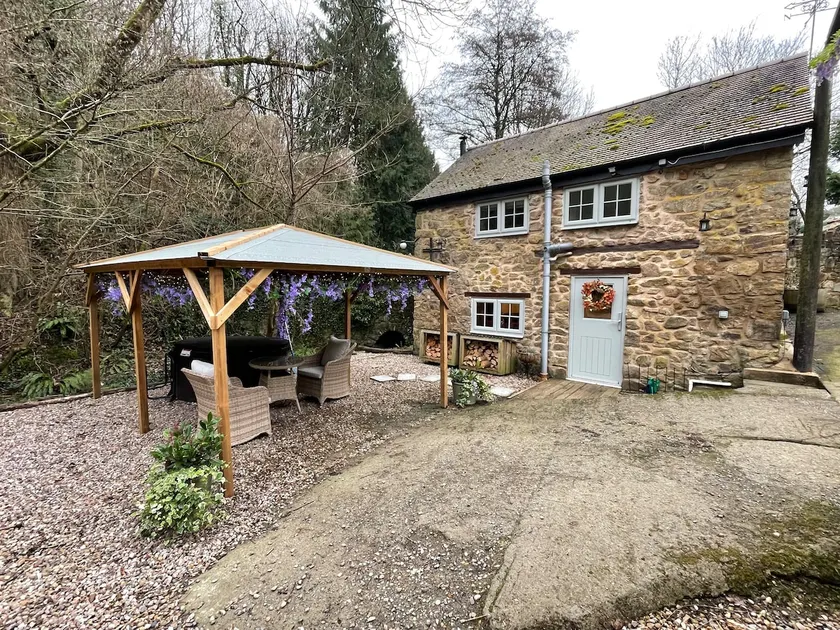 Pretty one bed cottage, stream, woodland hot tub. - Image 1