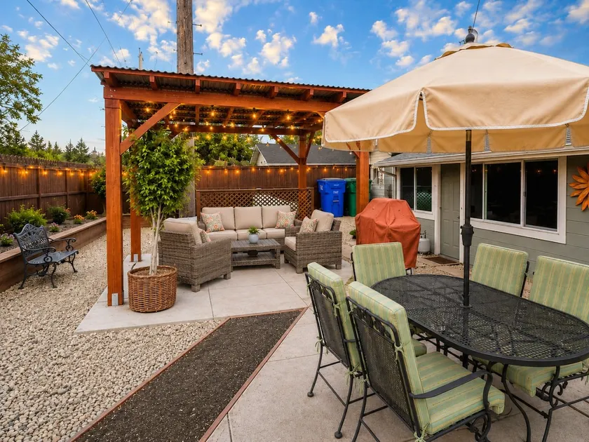Walk to Downtown • Sleeps 9 • Fire Pit • EV charge - Image 1