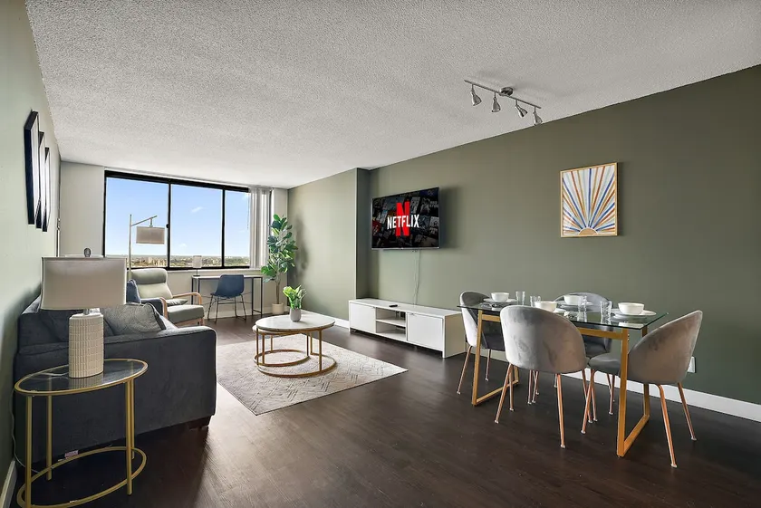 Downtown Sky Tower: FREE Parking•Pool•Gym•Hot Tub - Image 1