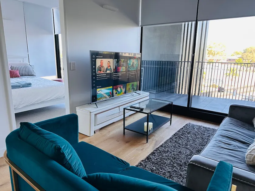 3-bedroom plus 2 parking (Parties not permitted) - Image 1
