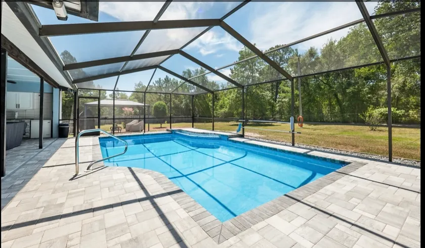 House with heated pool - Image 1
