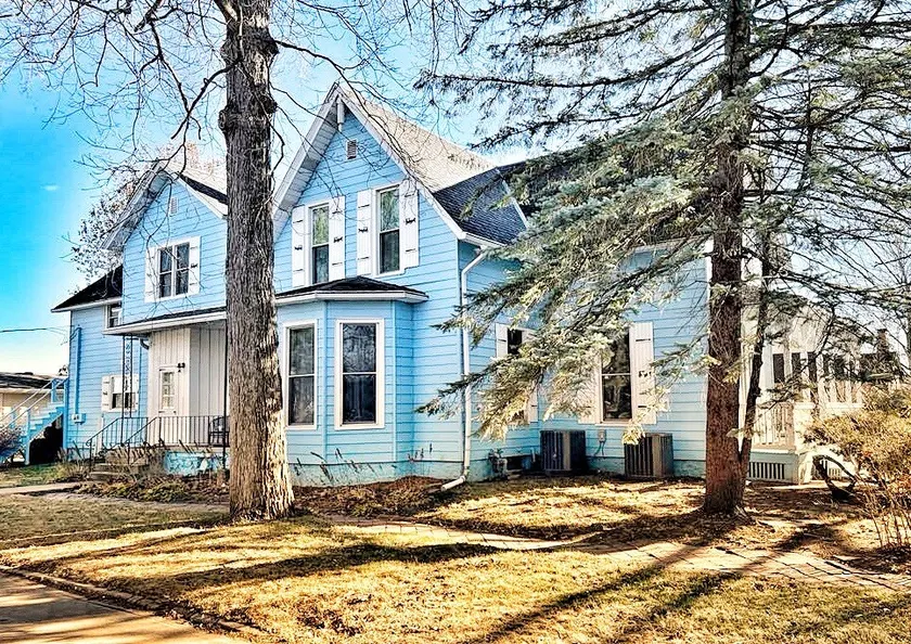Magnificent Riverfront Victorian House ! - Image 1