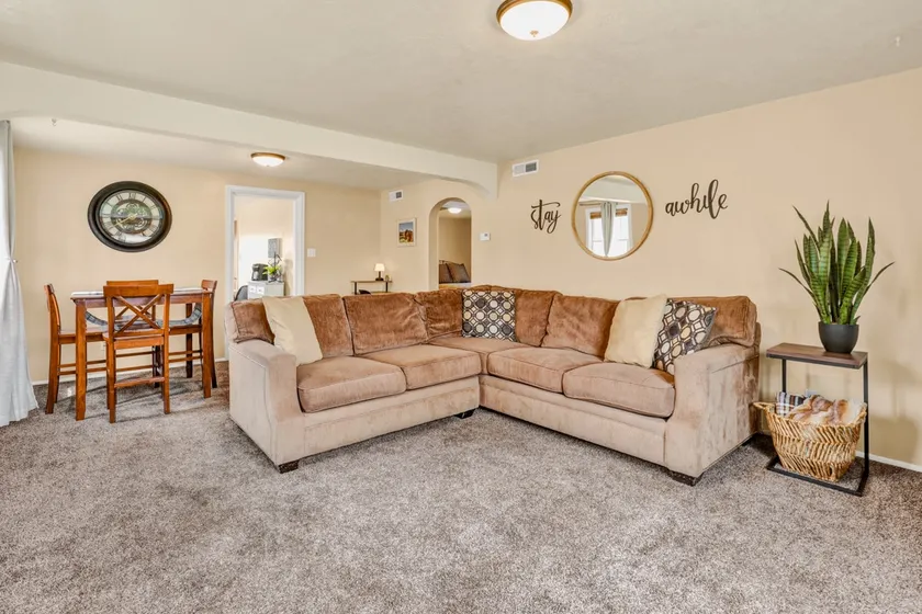Comfy Downtown Apartment - Image 1