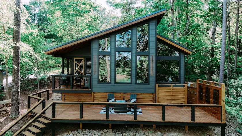Romantic cabin retreat with hot tub on the lake - Image 1