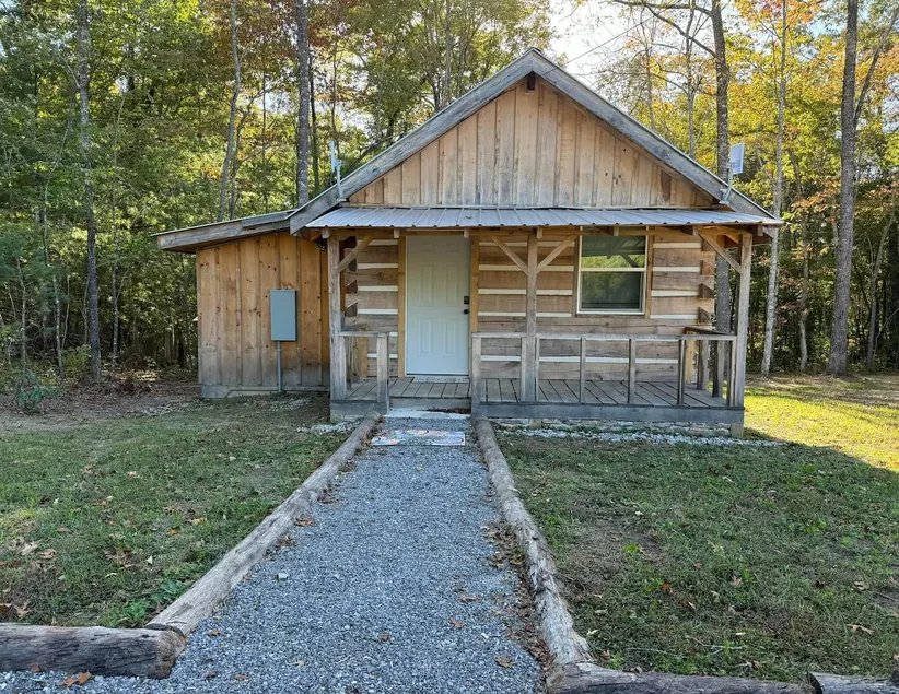 “The Fox Den” WhittleSticks Cabin in Lancing - Image 1