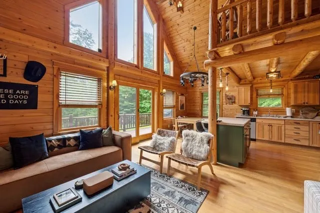 Summer Fun Lake House Log Cabin ~ Walk to Beach! - Image 1