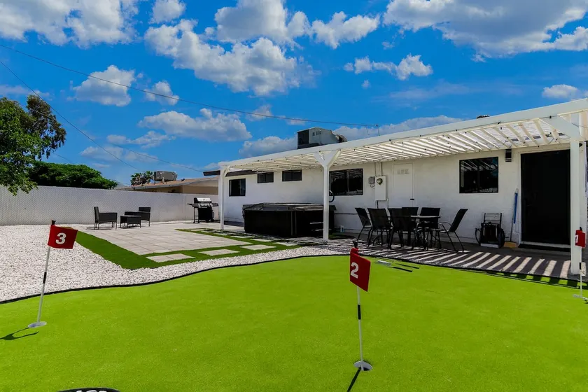 2 Kings • Mini Golf • Jacuzzi • Pet Friendly - Image 1