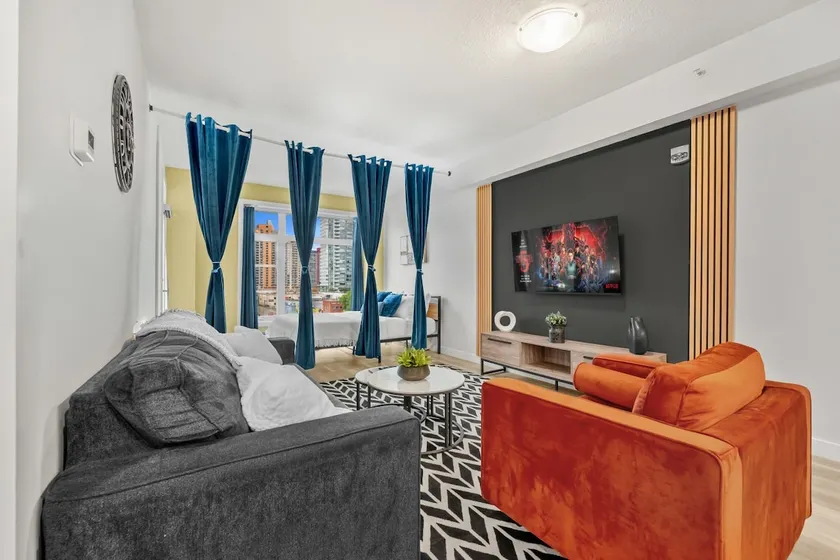 Luxe Downtown Haven with 2 Free Parking - Image 1