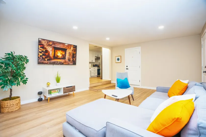 Spacious 4BR Home with Yard, BBQ & Hoops - Image 1
