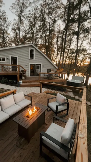Lakefront Cottage w/view, Hot Tub, kayaks, fishing - Image 1