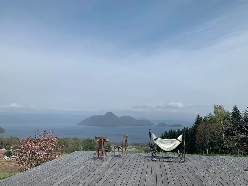 Cottage on a hill overlooking the lake - Image 1