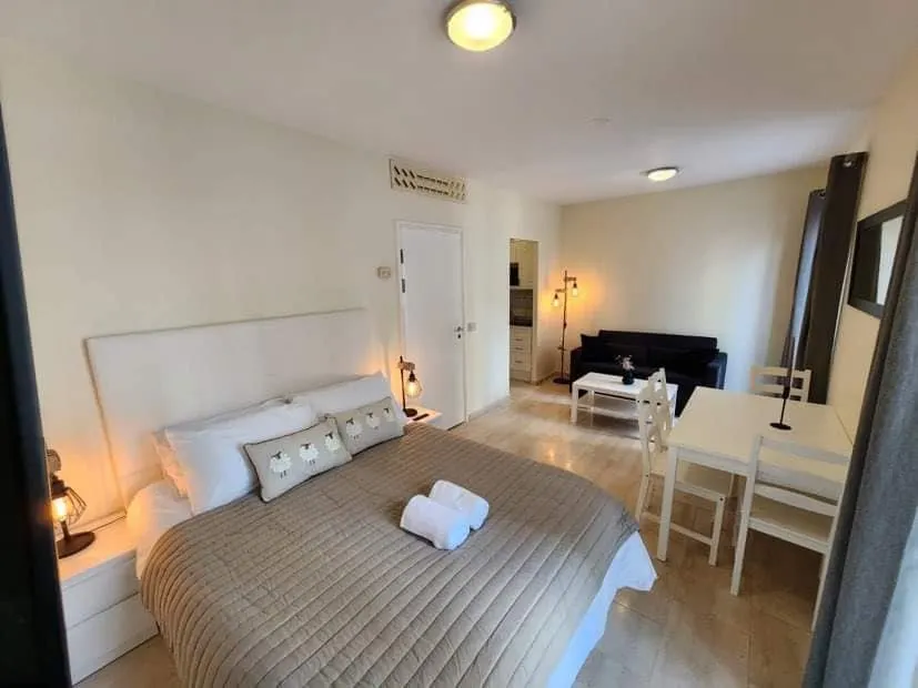 *NEW* Central | Pool access | Family 4 guests | AC - Image 1