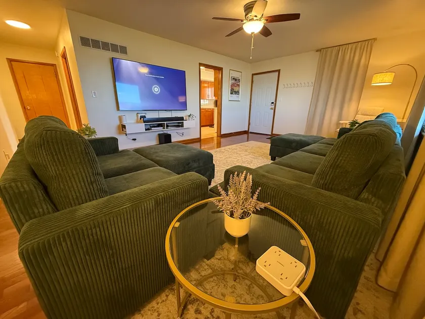 Cozy Home, King Bed, 5 Mins to UofI | 1-car Garage - Image 1