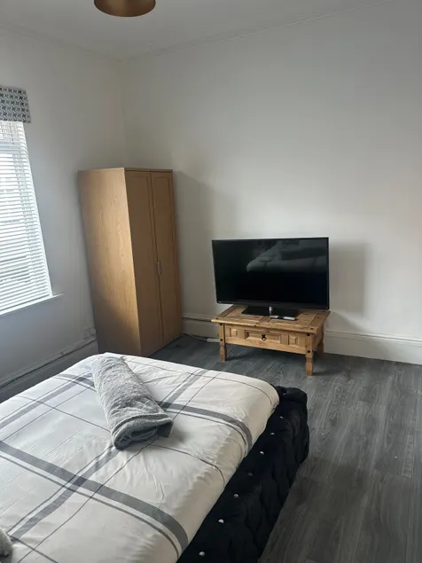 Brand new refurbished flat - Image 1
