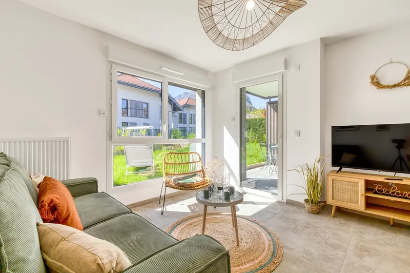 The Cali - ideally located 150m from the lake - Image 1