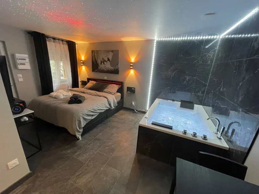 Dream in the City: Jacuzzi, Terrace, Douai Center - Image 1