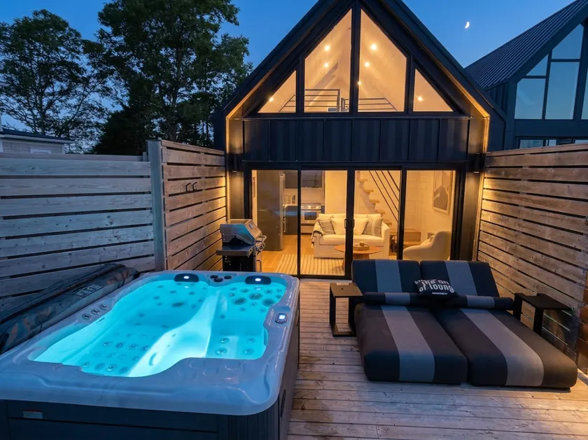 Romantic Oceanfront Retreat- Private hot tub. - Image 1