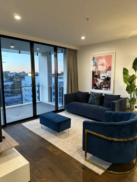 Newly Refurbished 2 Bedroom - Close to all events! - Image 1