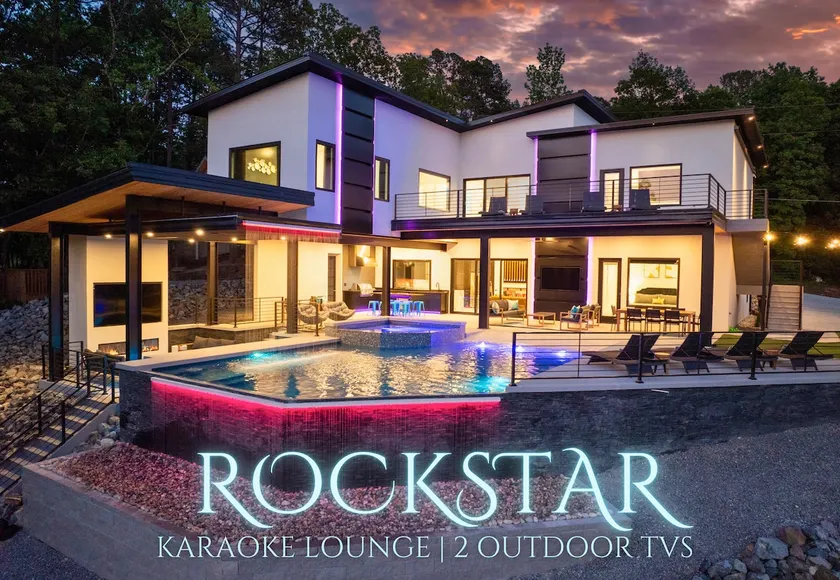 Luxe Escape, Sleeps 24, Heated Pool, Putting Green - Image 1
