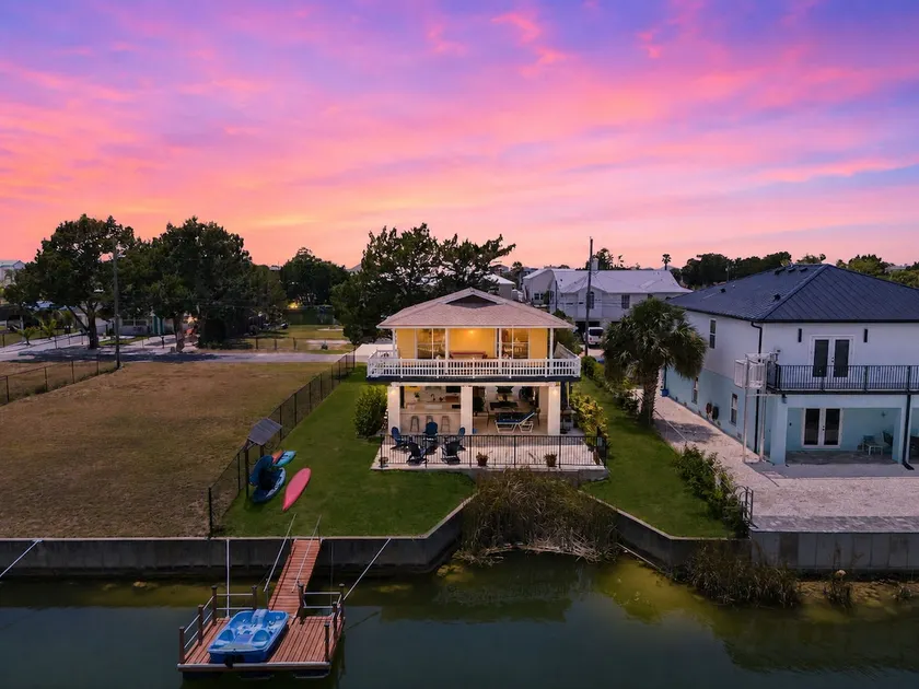 3BR Waterfront • Hot Tub + Dock • Kayaks • Bikes - Image 1