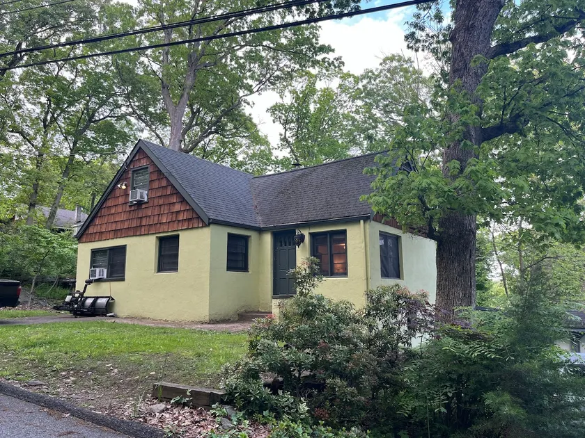 2 Queens, 1 Full, 1 Twin Bed - Denville Cottage - Image 1
