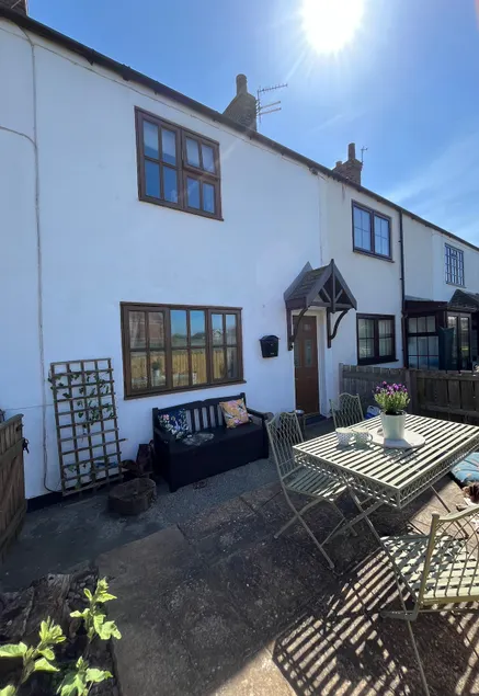 Cosy Seaside Cottage - Image 1
