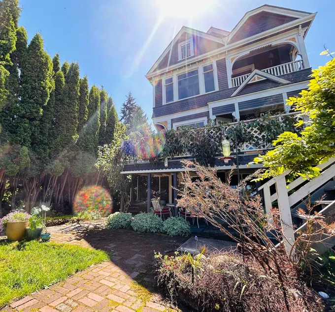 Blue Heron Manor: Historic charm centrally located - Image 1