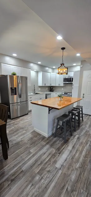 Chic and Spacious 3 BR - Modern Amenities - Image 1