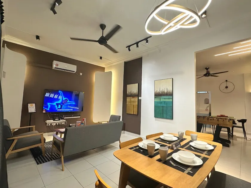 Lovely Modern Home • 12 Pax @ Mount Austin JB - Image 1
