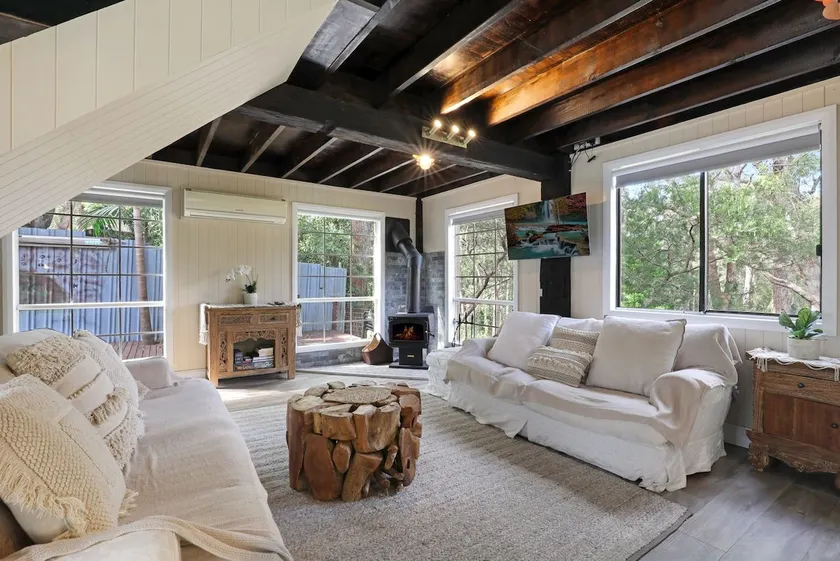Fireplace, Pebbled Path to water & Pet-Friendly - Image 1