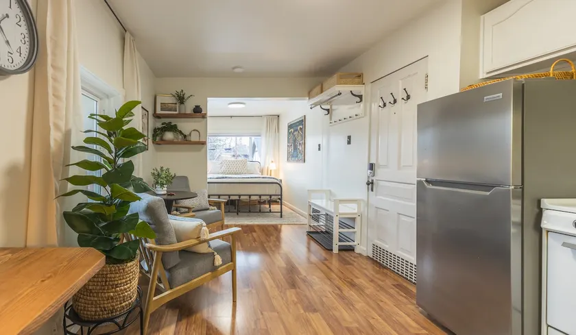Charming Upstairs Studio Apartment - Image 1