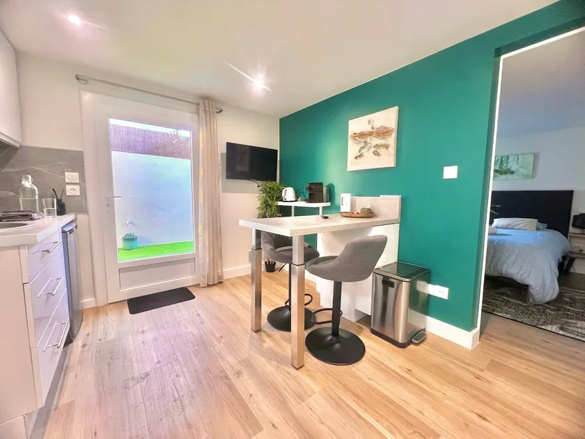 Cozy Maisonette by the Train Station with Courtyard & Air Conditioning - Image 1