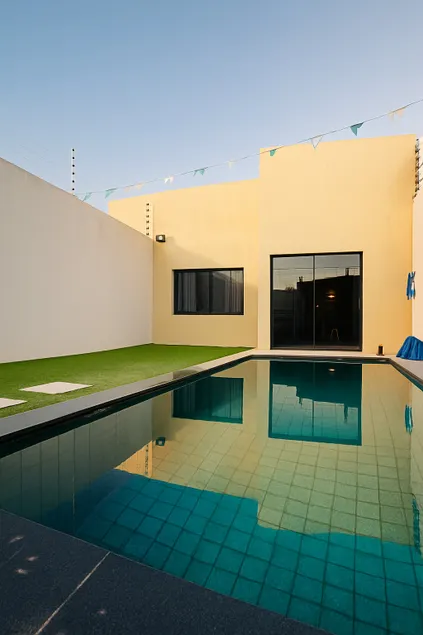 Spacious House with Pool and Barbecue Area - Image 1