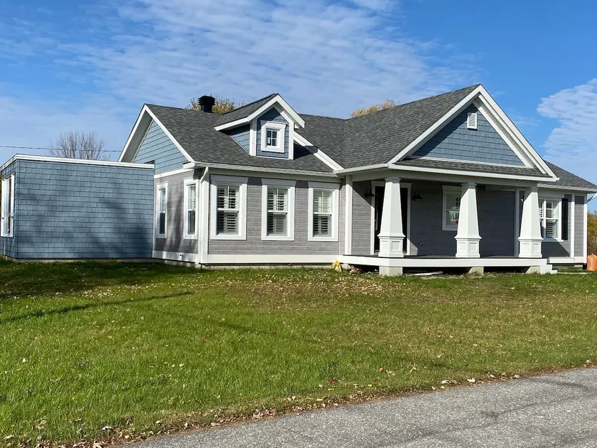 Beautiful waterfront cottage - Image 1