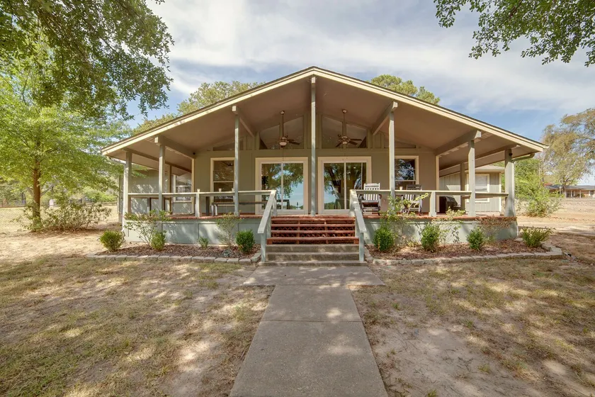 Yard, Deck & Fire Pit: Cedar Creek Reservoir Gem - Image 1