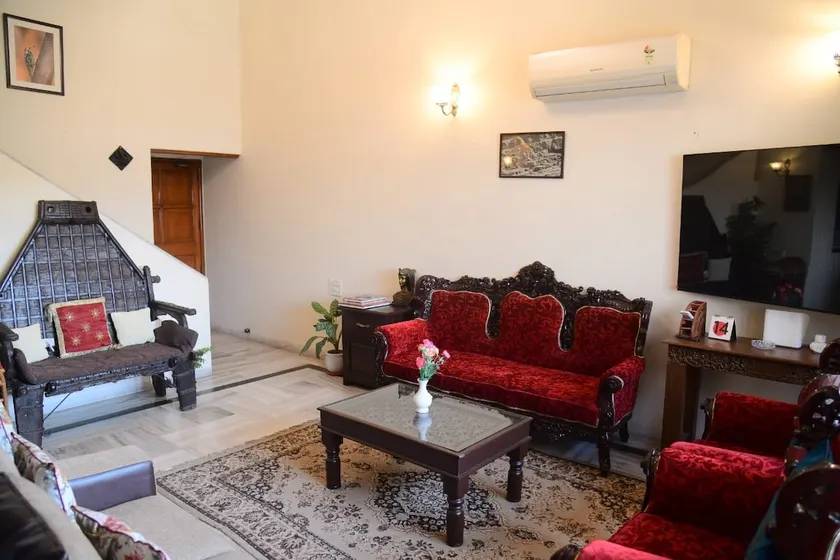 Cozy 2BHK Apartment w/ Balcony | Near Birla Mandir - Image 1