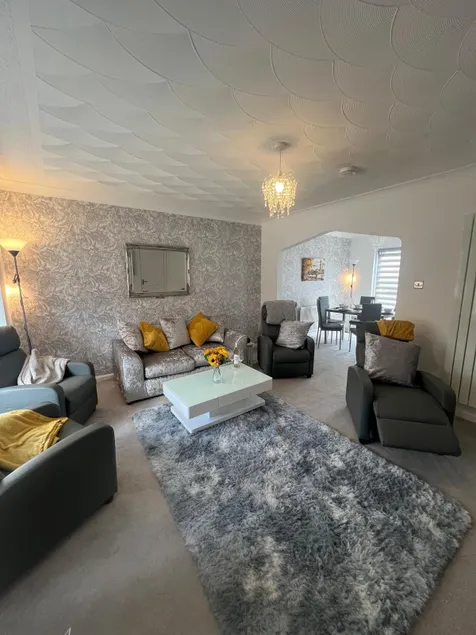 No 6, Ayr, 140m2, New Decor 2024, 3bedroom, detached house, with private gardens - Image 1