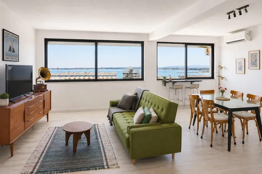 The River Studio | Fab Views, Walk To Lisbon Ferry - Image 1