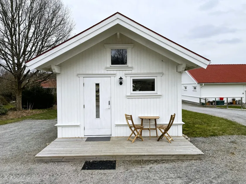 Modern cottage in a quiet countryside setting - Image 1