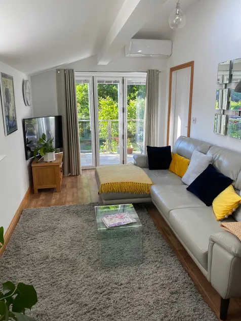 Self contained 2 person dog friendly apartment Free parking - Image 1
