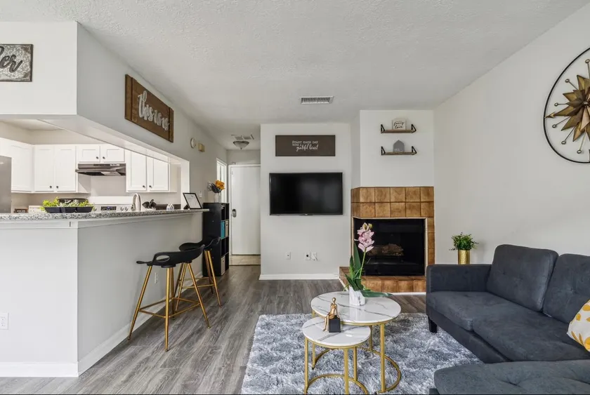 Cozy cosmopolitan townhome - Image 1