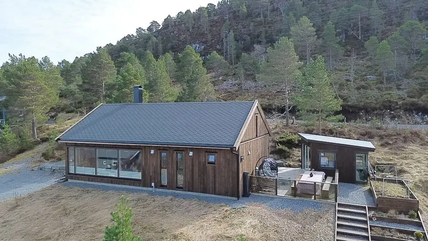 Modern cabin with boat and export for fish! - Image 1