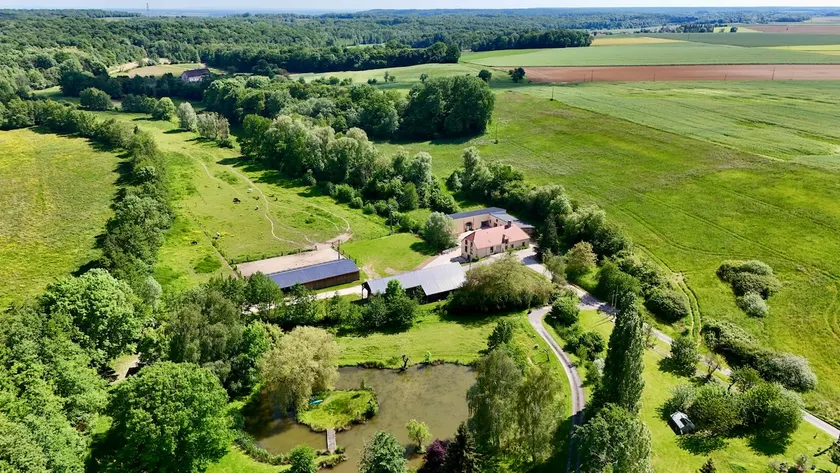 4-star estate with indoor pool & concierge - Image 1