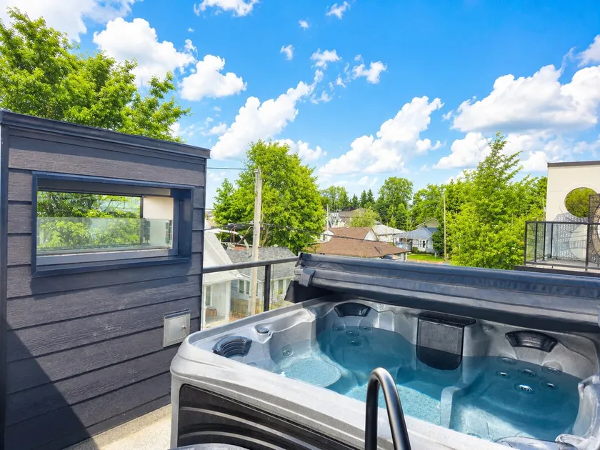 The Coconut on the Corner Hot Tub &Sauna 5BR 4.5BA - Image 1